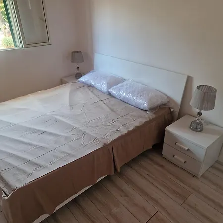 Nina's House, 5 *